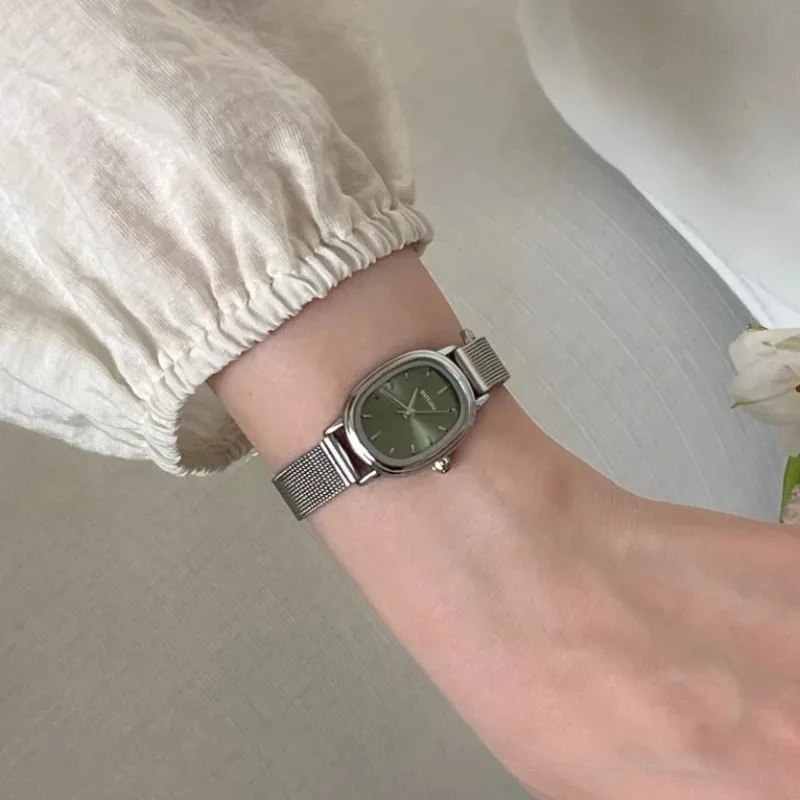 Luxury Watch Index - Reloj verde con esfera ovalada pequeña,
