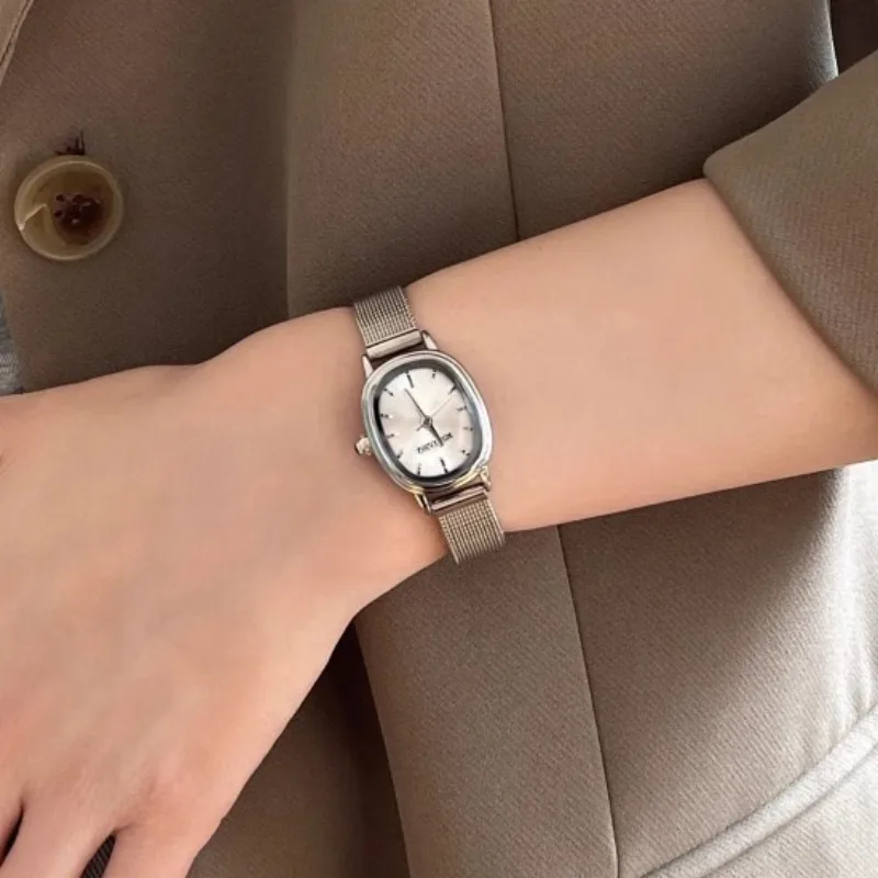 Reloj verde con esfera ovalada - Luxury Watch Index reseña y precio
